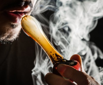Elevating the CBD Smoking Experience - A Comprehensive Guide to CBD Pipe Maintenance